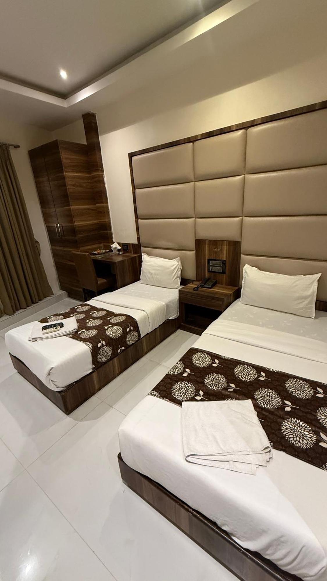 M E R I T O N Hotel T-2 Mumbai Luaran gambar